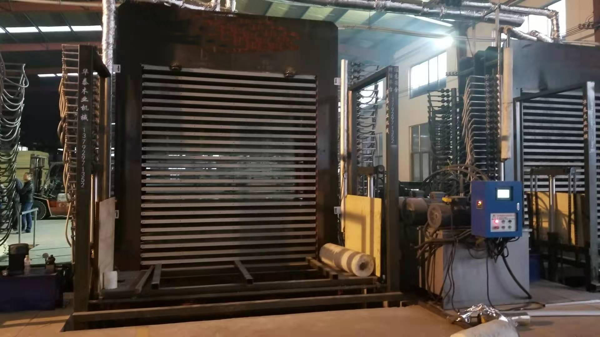 Máquina de prensado en caliente de madera contrachapada hidráulica con carga y descarga semiautomática